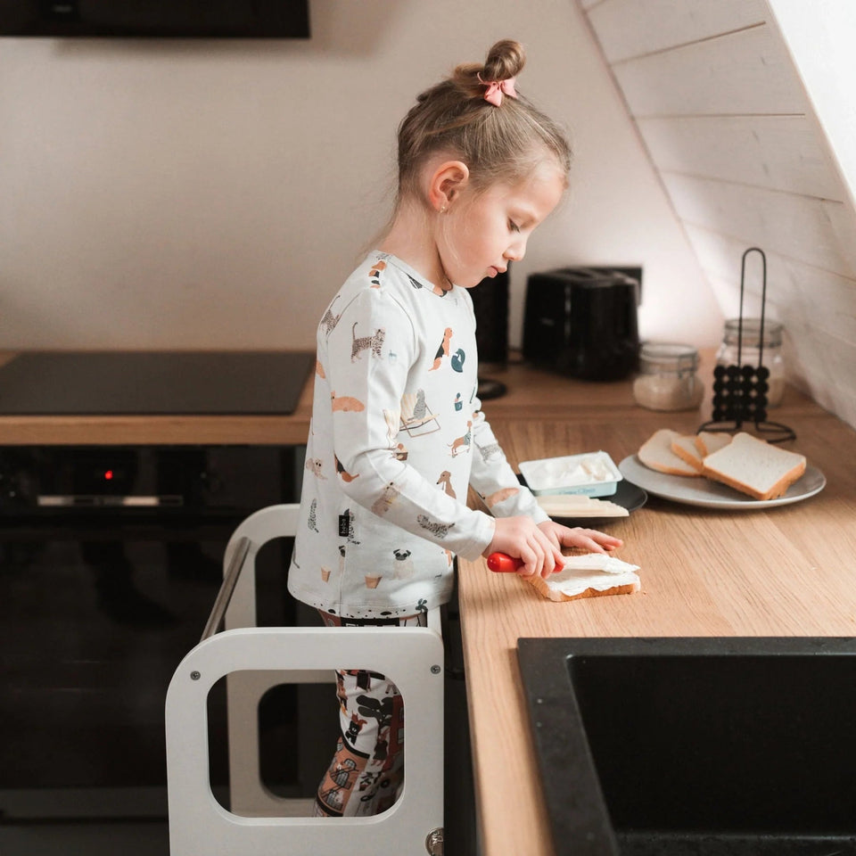 Pomocnik kuchenny Montessori – od jakiego wieku i jak dobrać model do dziecka?